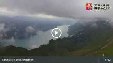 Blick auf das Restaurant und in die umliegende Bergwelt