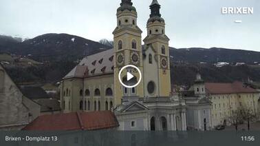 Blick auf den Domplatz (560 m)