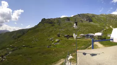 Rundblick von Disentis Gendusa auf die Liftanlagen und das Tal