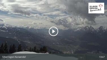 Blick vom Pillberg ins Tal und auf die umliegenden Berge (1.886 m)