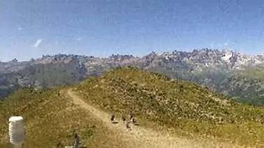 Rundumblick auf Bergstation, Lifte und Pisten (2.485 m)