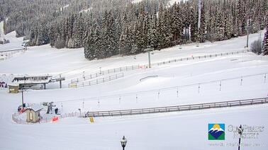 Blick auf die Talstation des Sessellifts und auf den Schlepplift