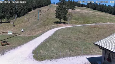 Blick auf den Skilift und die Piste