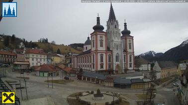 Blick auf den Hauptplatz un die Kirche