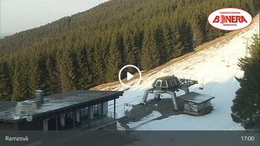 Blick über das Tal und den Skihang (1.068 m)