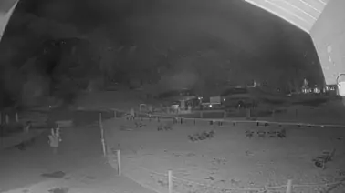 Blick auf die Teewinot/Sweetwater Bergstation mit Sitzfläche davor
