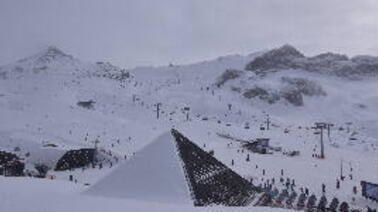 Blick auf Sessellifte, Flimspitze und Greitspitze (2.320 m)