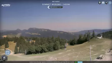 Blick entlang der Lifttrasse bis ins Tal