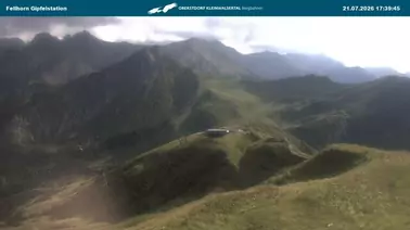 Blick auf die Gipfelstation (1.967 m)