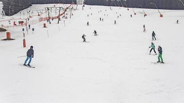 Blick auf den Schlepplift Schieferwiese und die Piste (1.000 m)