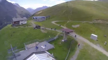 Blick auf die Sessellifte im Skigebiet der Bergbahnen Vent