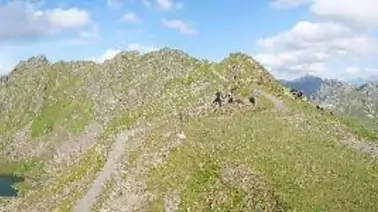 Rundumblick auf Skipiste und Berge (2.355 m)
