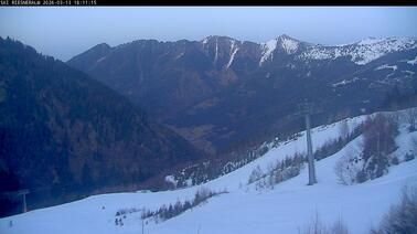 Blick auf Piste und Lift