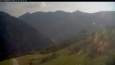 Blick auf Piste und Lift