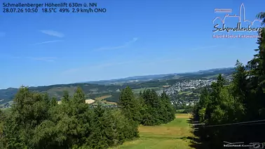 Blick Richtung Tal entlang der Piste und des  Schlepplifts