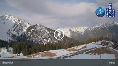 Blick auf die Bergstation der Doppelsesselbahn Biberwier (1.676 m)