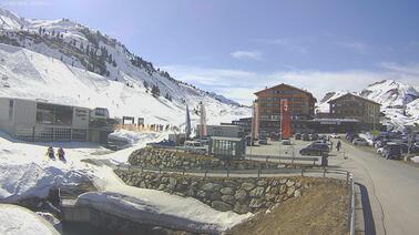 Blick auf das Hotel Jägeralpe und der Jägeralpe Express (1589 m)