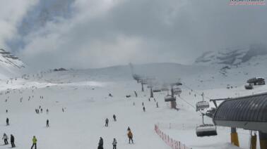 Blick entlang eines Sessellifts