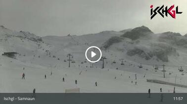 Blick auf das Panoramarestaurant auf der Idalp und die Berge (2.320 m)