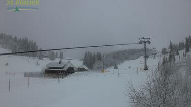 Blick auf den Sessellift Zeigerbahn