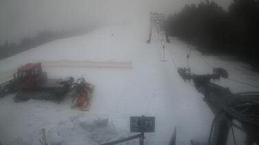 Blick auf die Lifttrasse und die Skipiste