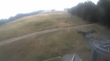 Blick auf die Lifttrasse und die Skipiste
