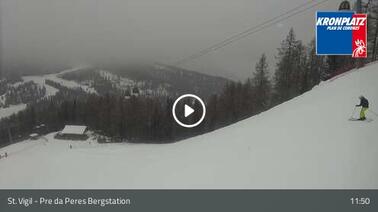 Blick über die Liftanlage bis ins Tal (2.000 m)