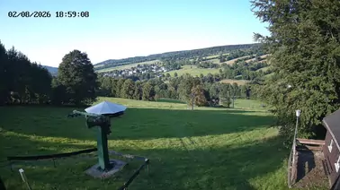Blick auf den unteren Teil des Skihangs in Richtung Königswalde