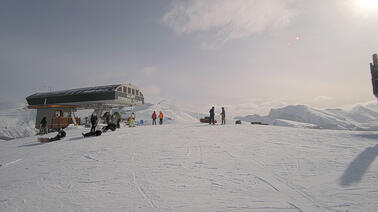 Blick auf die Bergstation des Standish Express Sessellifts (2.400 m)