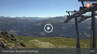 Blick auf die Lifttrasse und den Berg (2.390 m)