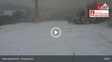 Blick auf die Lifttrasse und die Piste (1.215 m)