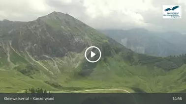 Blick auf die Bergstation und die umliegenden Berge (1.970 m)