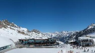 Blick auf Lifte und Pisten am Rettenbachgletscher in Sölden (2.680 m)