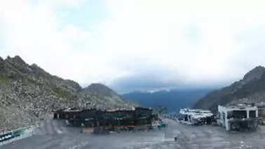 Blick auf Lifte und Pisten am Rettenbachgletscher in Sölden (2.680 m)