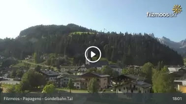Blick auf die Berge und den Ort (1.057 m)