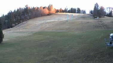 Blick auf die Piste und die Lifttrasse