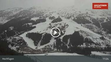 Blick auf den Ort und die Talstation (1.500 m)