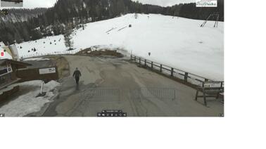 Blick auf Skilift, Piste und den Alpengasthof Isopp am Hochplateau Flattnitz