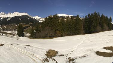 Rundumblick auf Golfplatz, Golfclub und Brigels