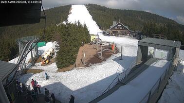 Blick auf die Talstation und Skipiste