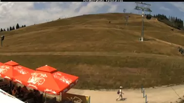 Blick auf die Lifttrasse und die Piste