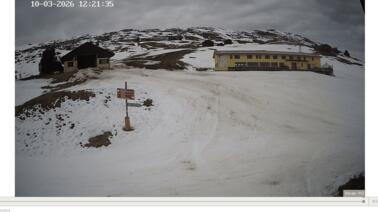 Blick auf das Gasthaus und den Hang