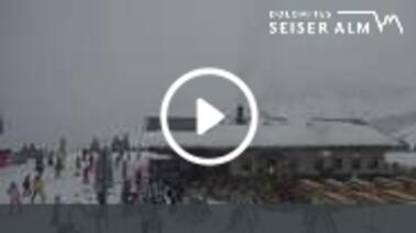 Blick über die Bergstation und das Panorama (2.100 m)