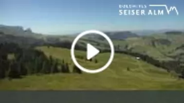 Blick über die Bergstation und das Panorama (2.100 m)