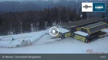 Blick auf die Piste und die Bergstation (1.920 m)