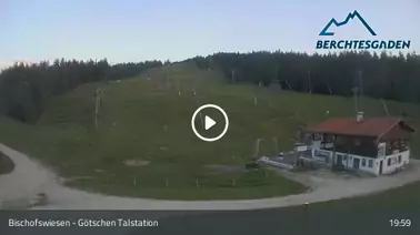 Blick von der Talstation auf den Lift und die Piste (880 m)