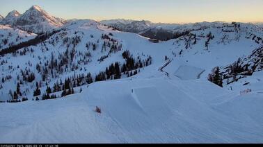 Blick vom Absolut Park in den Frauenalmkessel mit Ennskraxn und Faulkogel in der Bergsilhoutte