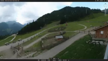 Blick auf die Alm-Express Talstation und den Minizoo