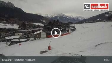 Blick auf die Talstation der Asitzbahn und Leogang (840 m)