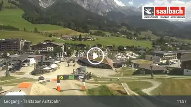 Blick auf die Talstation der Asitzbahn und Leogang (840 m)